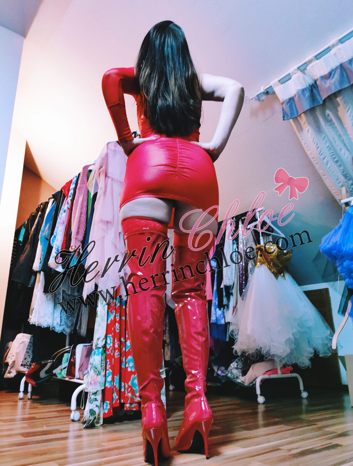 Arsch, Minikleid rot, Stiefel Lack rot BIG www
